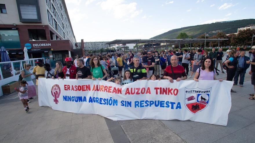 Repulsa multitudinaria a la violación de una mujer en unos jardines de Buztintxuri
