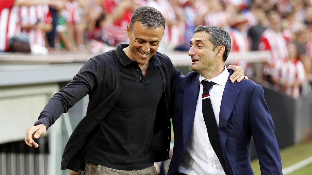 Luis Enrique y Ernesto Valverde se saludan antes de uno de sus enfrentamientos en San Mamés.