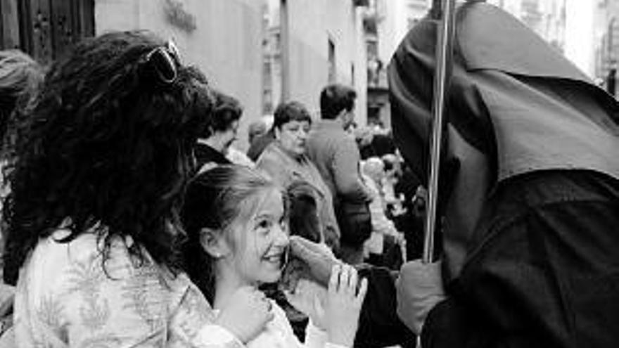 Calor, tradición y fervor se dan cita en la procesión del Santo Entierro de Pamplona