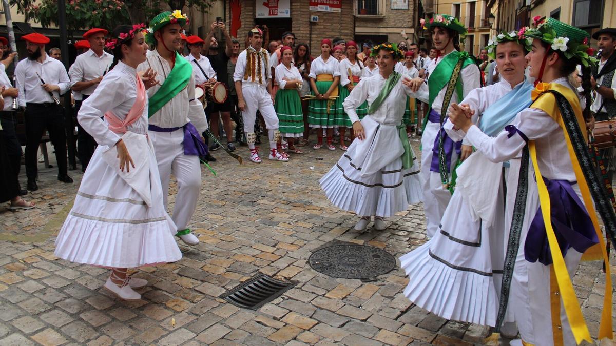 Grupo Mikelats de Villava en la plaza de San Jaime de Tudela.