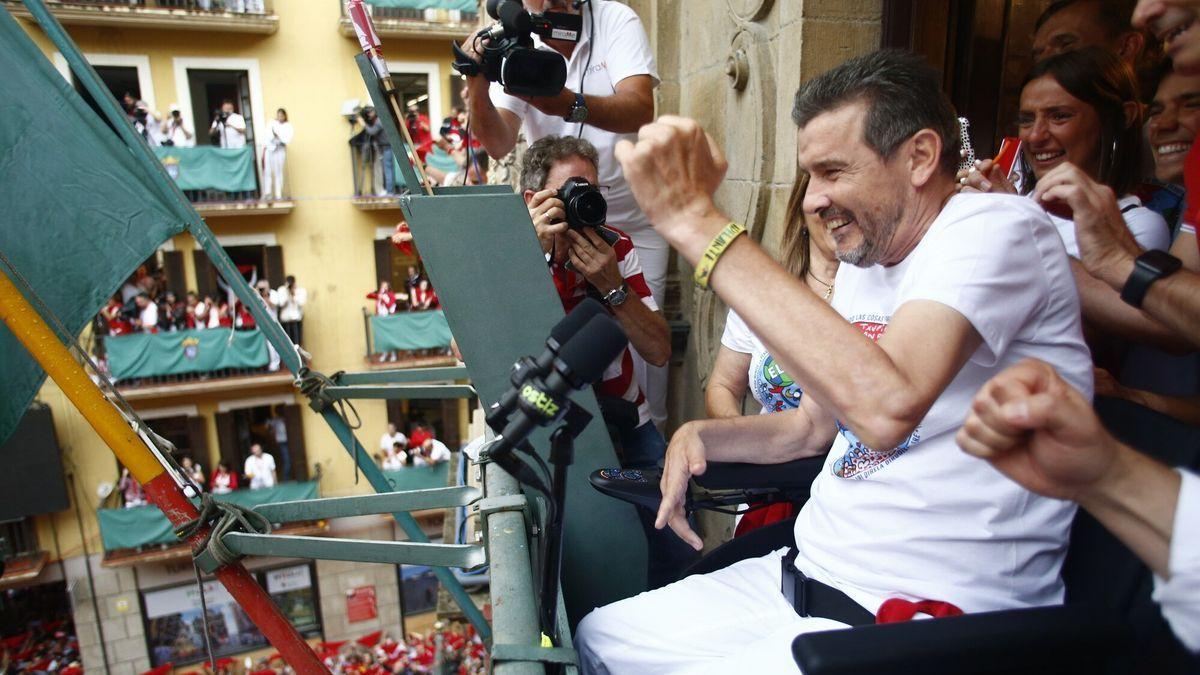 Juan Carlos Unzué se dirige a la plaza del Ayuntamiento y lágrimas de emoción brotan de los ojos de miles de navarros y pamploneses