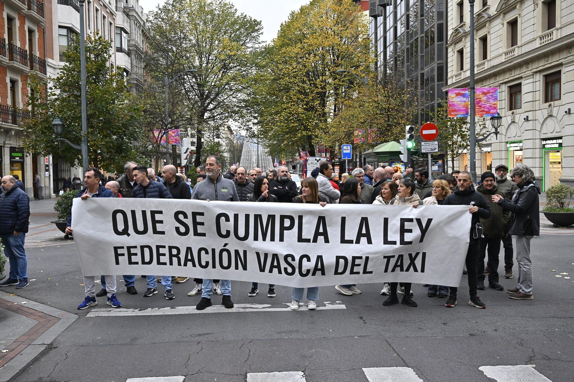 En imágenes: los taxistas vascos se movilizan para denunciar la "impunidad" de las VTC