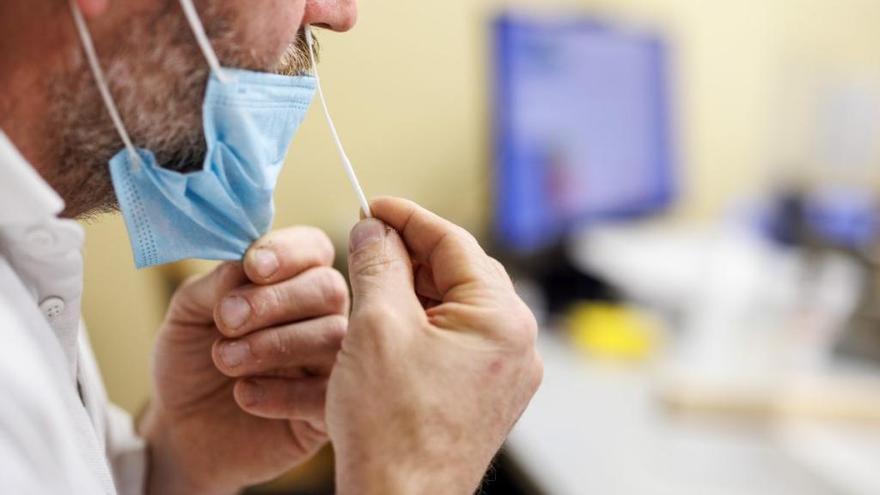 Una persona se hace un test de antígenos.