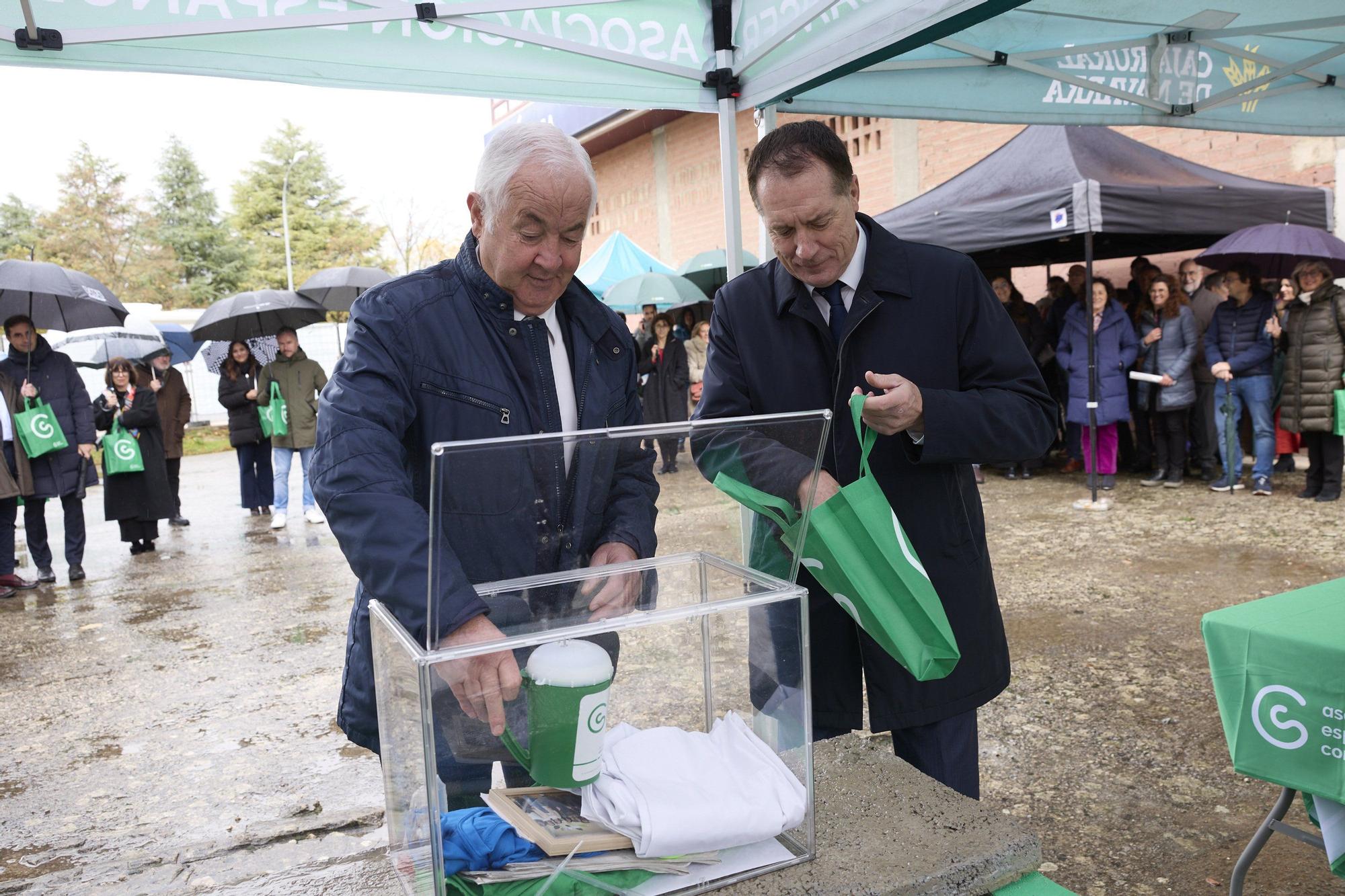 Colocación de la primera piedra del nuevo espacio abierto de la AECC 'La casa de la Vida'