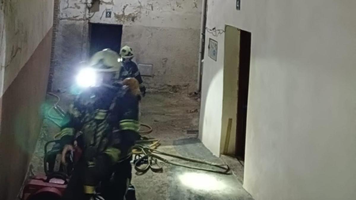 Efectivos de Bomberos realizan labores de extinción en la vivienda