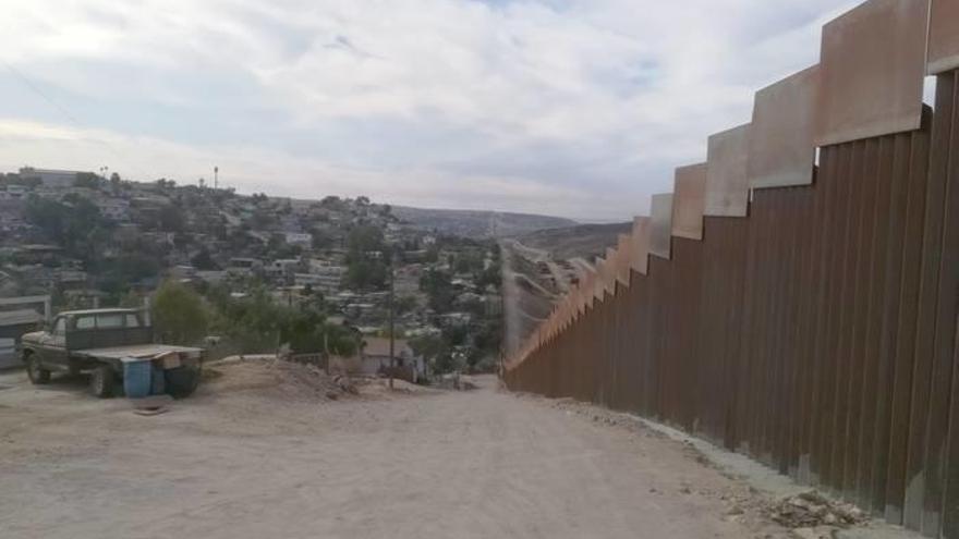 Al otro lado de la gran valla está el futuro con el que sueñan miles de centroamericanos; hacer realidad esos sueños es tarea extremadamente difícil.