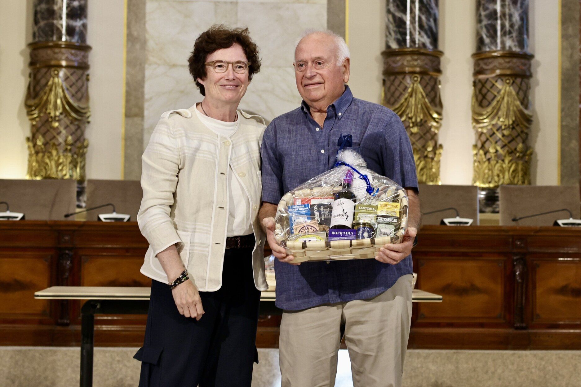 Homenaje a los arrantzales en el salón de plenos de Donostia