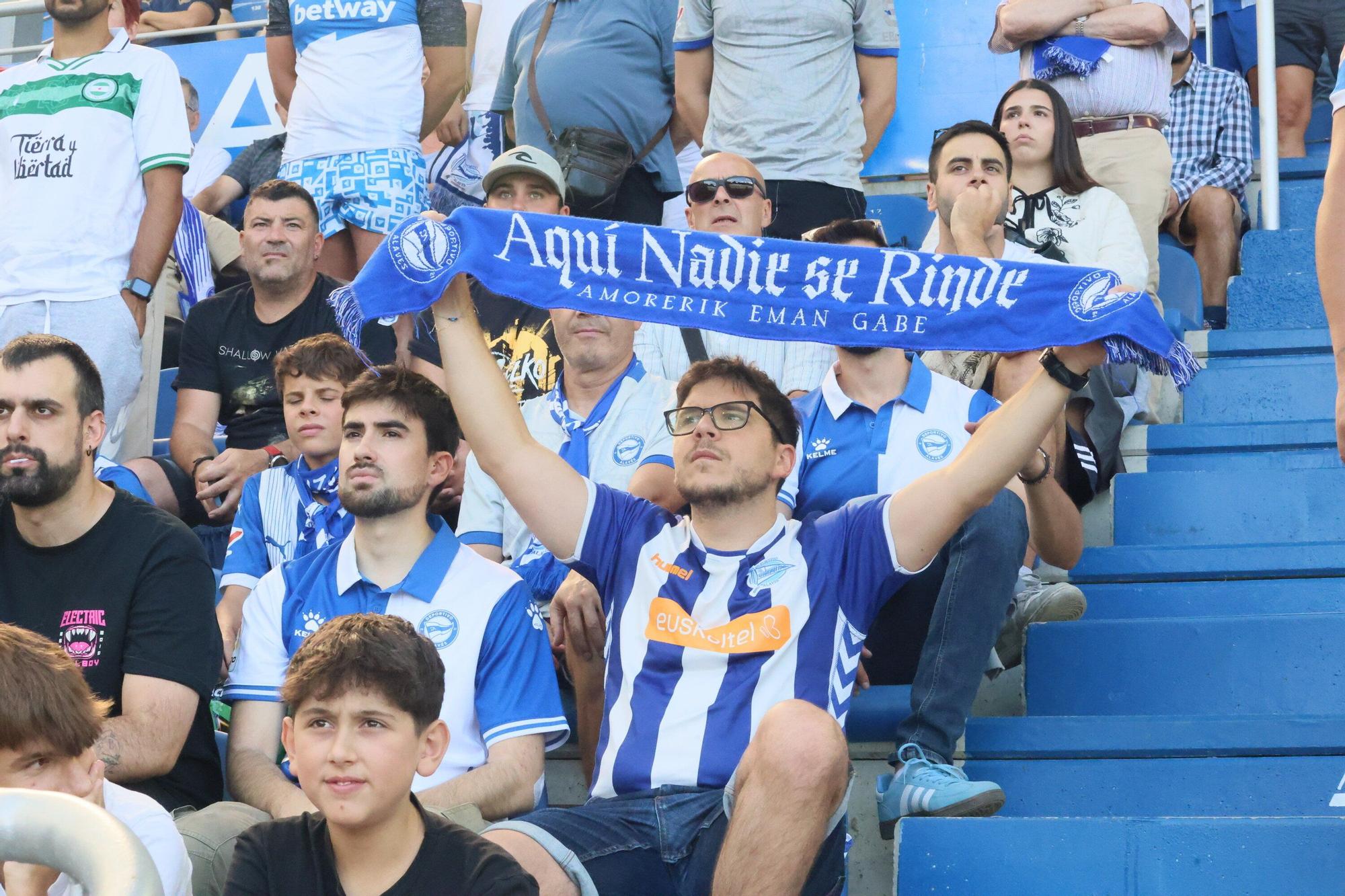 En imágenes: Ambientazo en el Alavés - Atlético en Mendizorroza (¡Búscate en las fotos!)