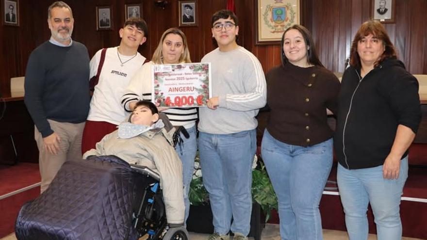 Etxebarri supera los dos retos solidarios por Aingeru que podrá poner motor a su silla de ruedas