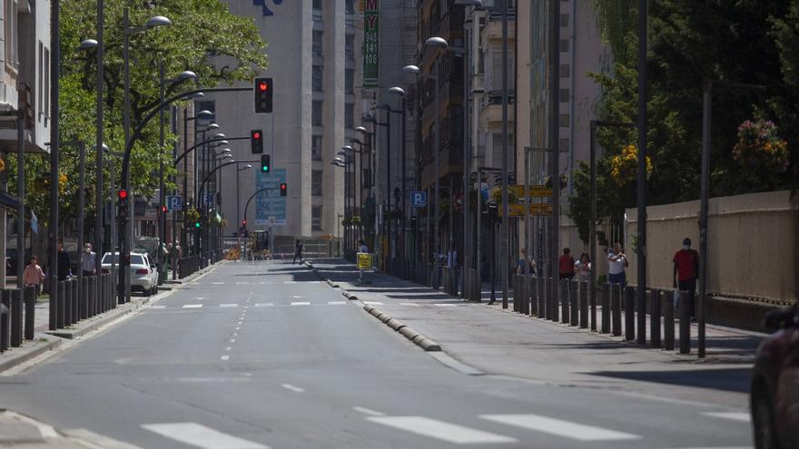 Un camión queda atrapado en el Casco Viejo