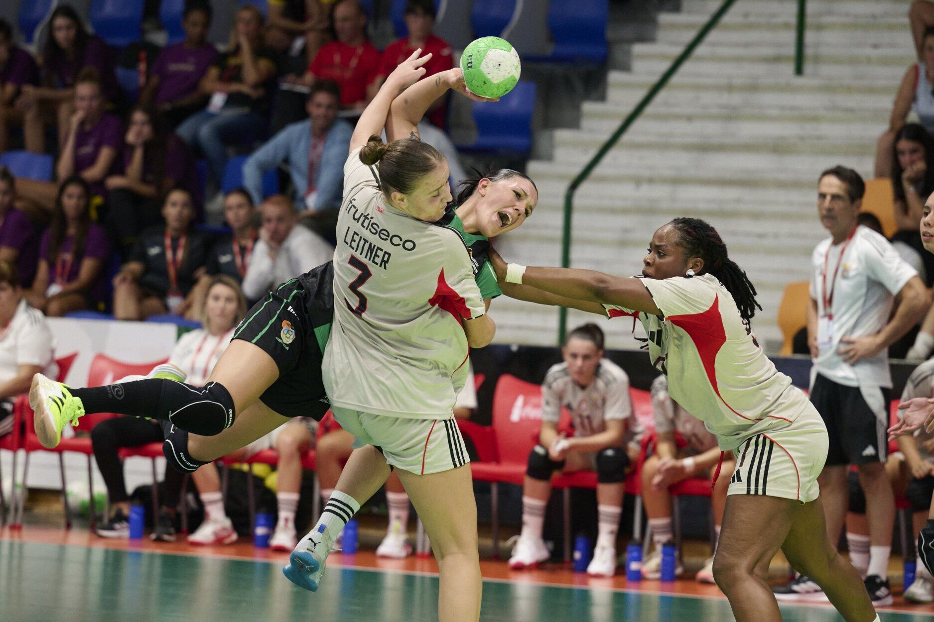 Fotos de las semifinales de la Supercopa Ibérica de balonmano en Anaitasuna