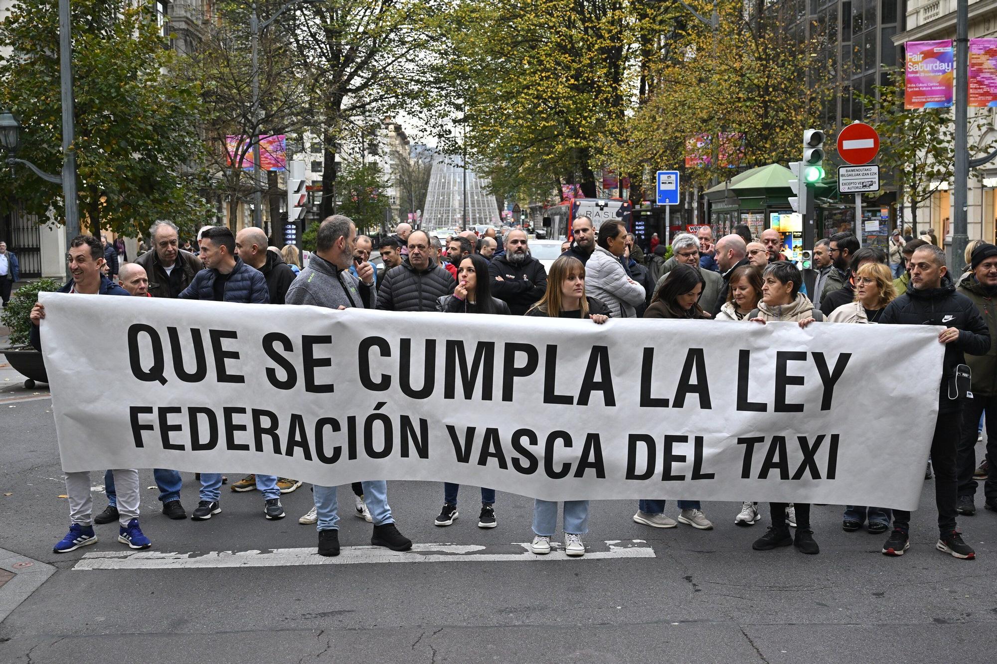 En imágenes: los taxistas vascos se movilizan para denunciar la "impunidad" de las VTC