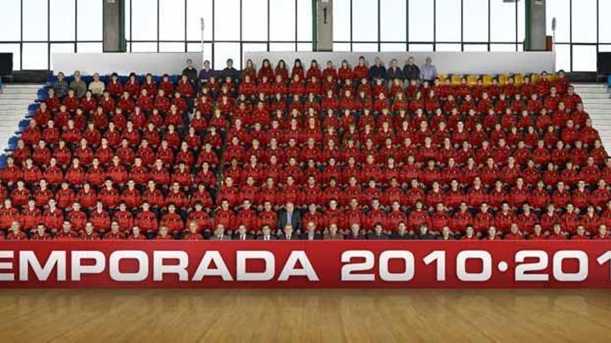 Los jugadores de los 12 equipos de Osasuna posaron ayer con los directivos, técnicos y dirigentes del club en el pabellón Anaitasuna.