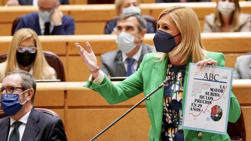 La senadora del PP Sandra Pradas, con la copia manipulada de la portada de &#039;ABC&#039;.