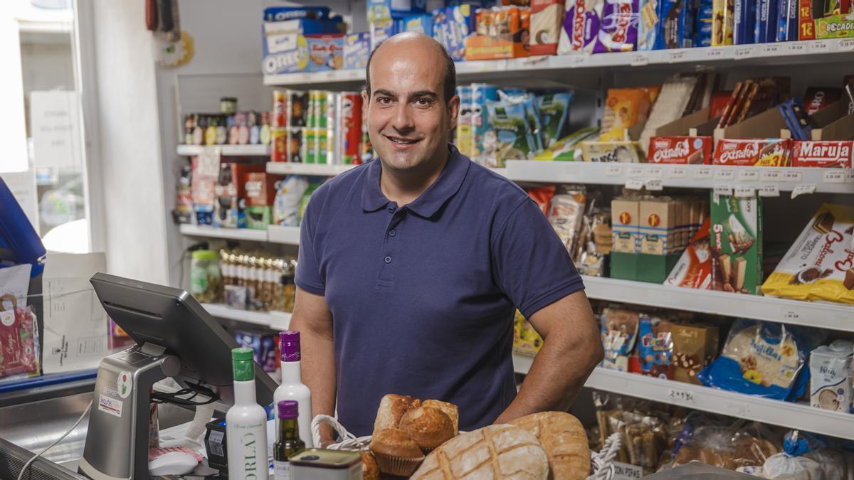 Alberto González, dueño del supermercado Más x Menos, en La Iruela.