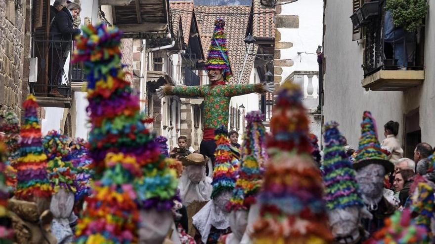 Itziar Ituño se disfraza en el Carnaval de Lantz y se muestra radiante en su visita a la mascarada de Miel Otxin