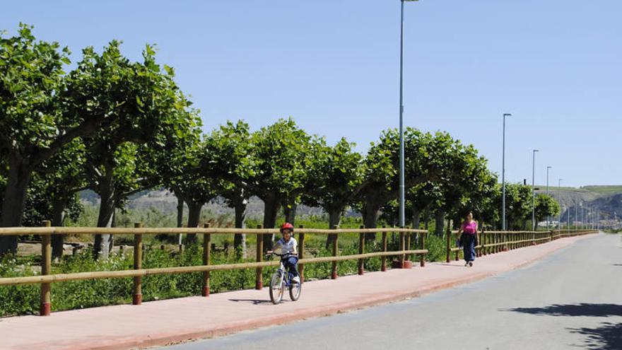 El entorno de La Barca luce un nuevo paseo peatonal y una barandilla de madera.