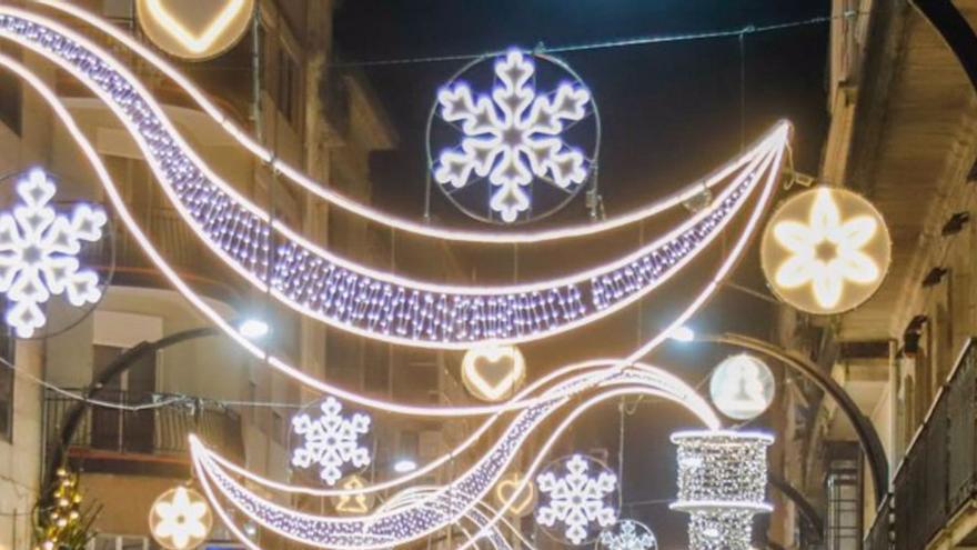Zarautz comienza a iluminar la Navidad con los trabajos de instalación de luces