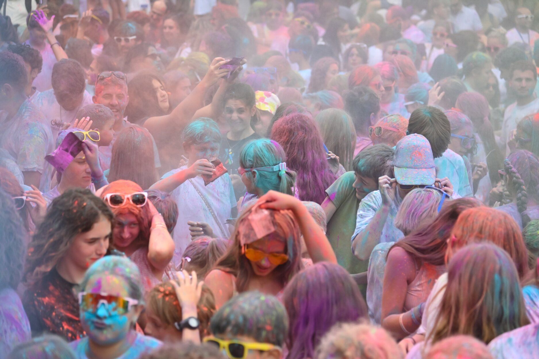 La Holi Fest empapa de color el Boulevard
