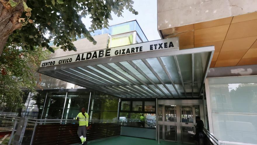 Trabajadores de los centros cívicos inician una recogida de firmas contra el nuevo modelo de atención ciudadana que plantea Vitoria