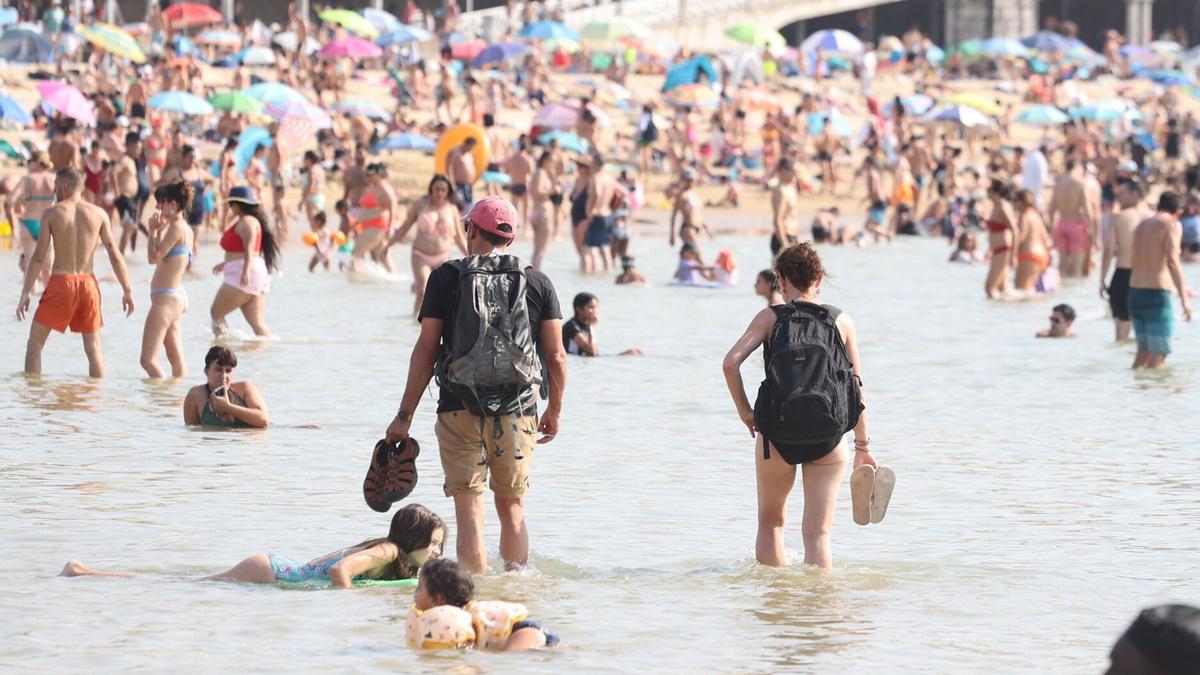 Solo en el agua se podía aguantar el calor en las playas de Donostia