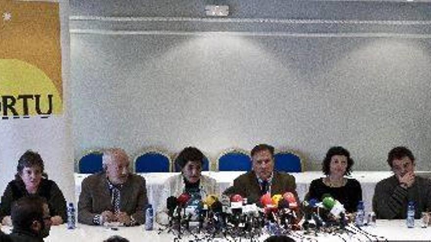 Los promotores de Sortu, en la rueda de prensa en la que presentaron la nueva marca de la izquierda abertzale.