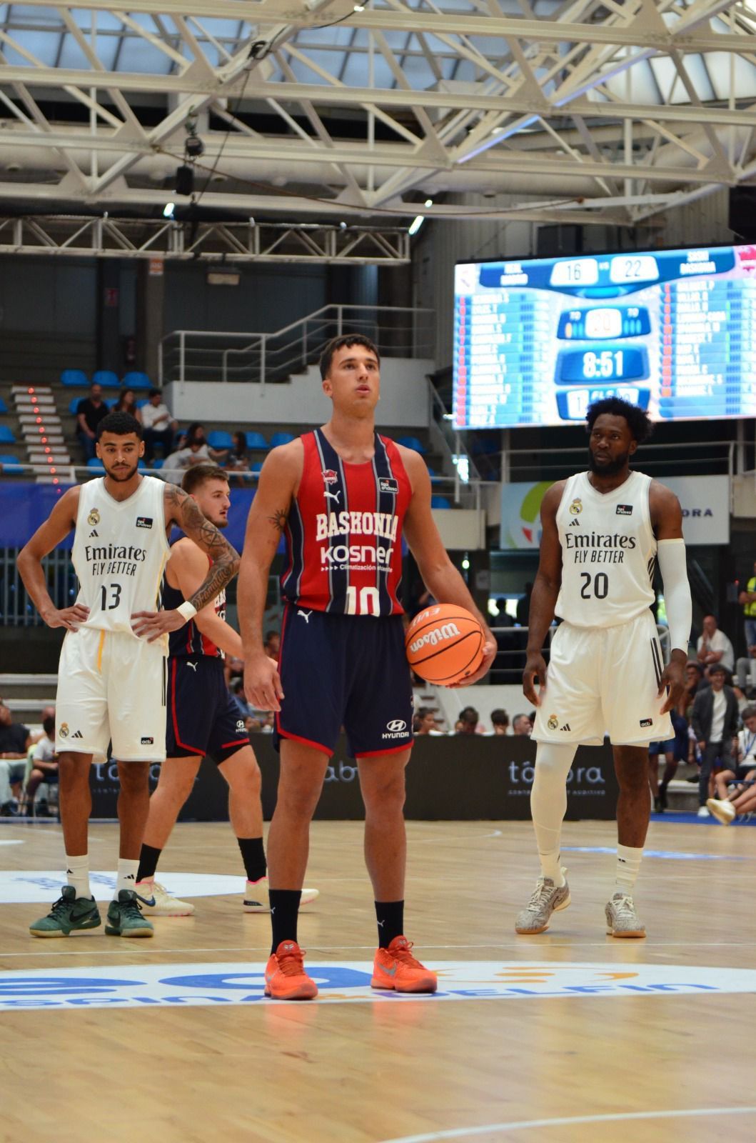 Spagnolo se dispone a lanzar un tiro libre contra el Real Madrid.