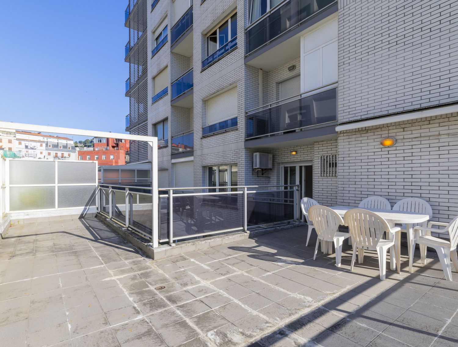 Próximo a la playa de Ondarreta piso con terraza en buen estado con trastero y garaje cerrado cercano a vivienda