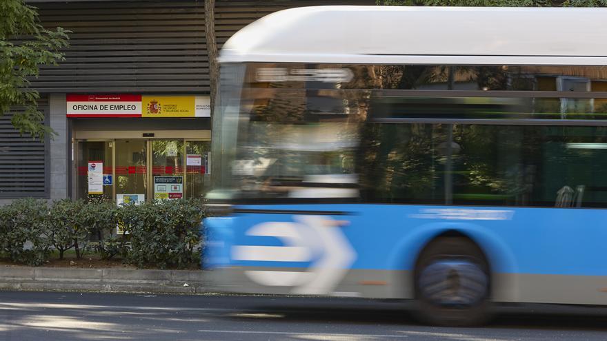 El paro cae en 62.668 personas en abril y baja de los 2,4 millones por primera vez desde junio de 2008