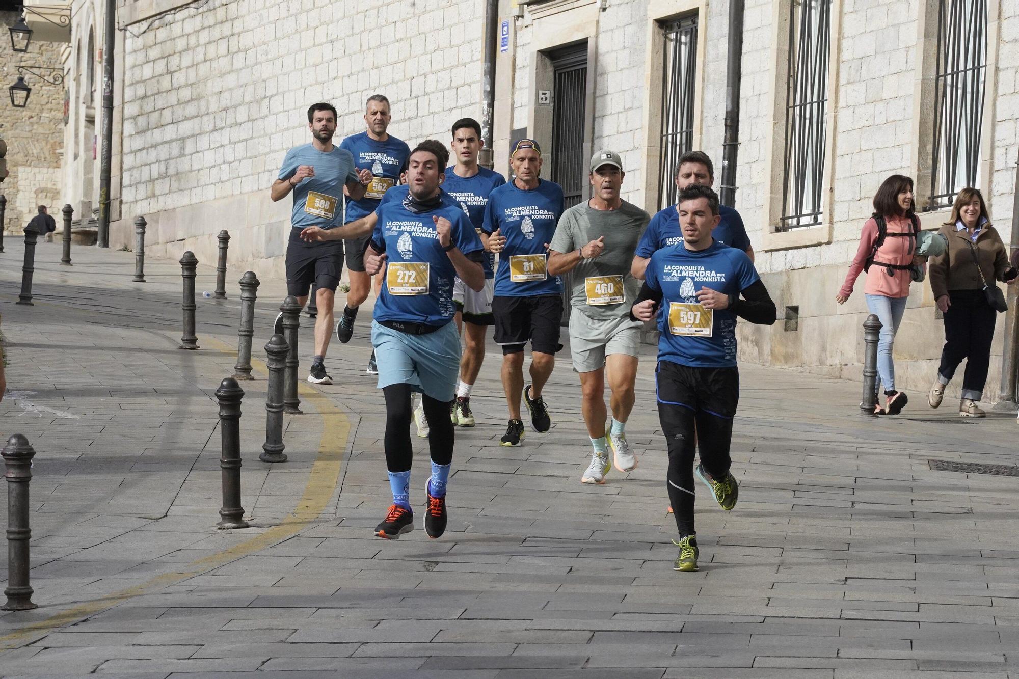 En imágenes: Miles de personas conquistan la Almendra de Gasteiz