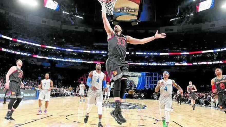 Marc Gasol deja una bandeja durante el partido de ayer en Nueva Orleans.