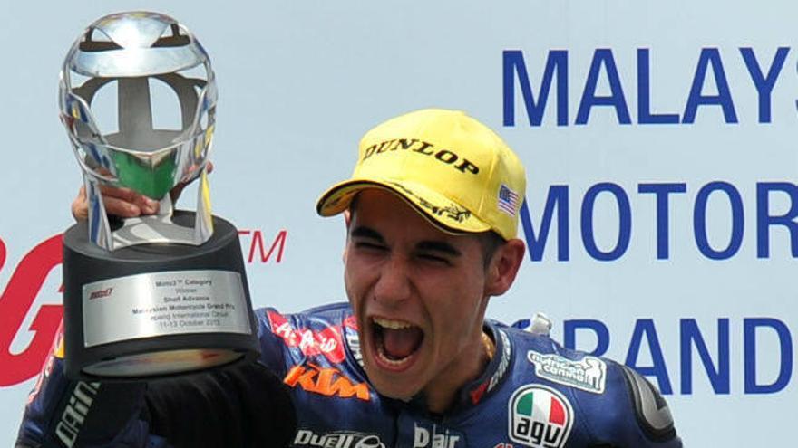 Salom vence en una frenética última vuelta, Efrén abandona tras irse al suelo