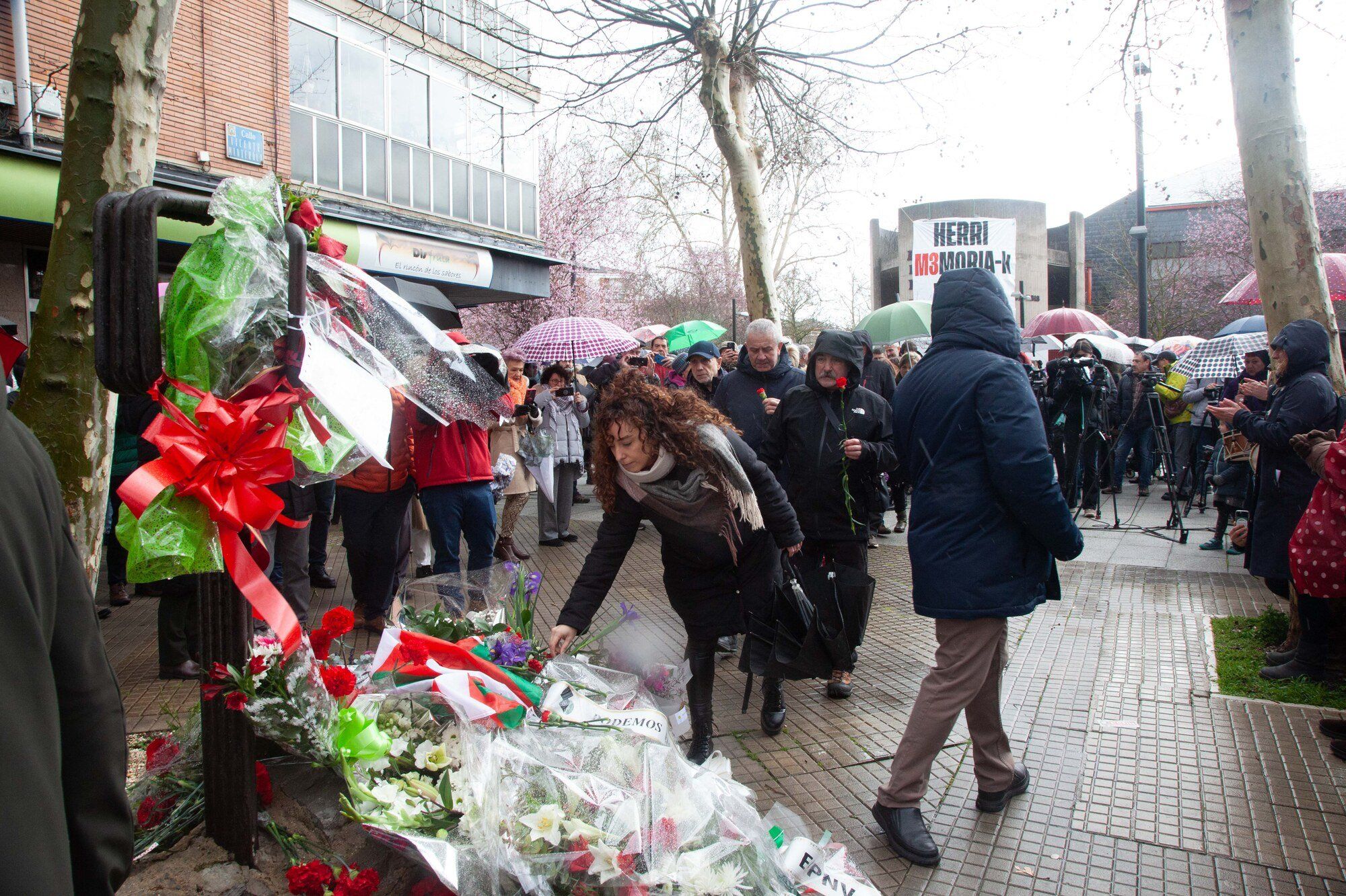 En imágenes: Homenaje en el monolito antes de la manifestación del 3 de Marzo en Vitoria