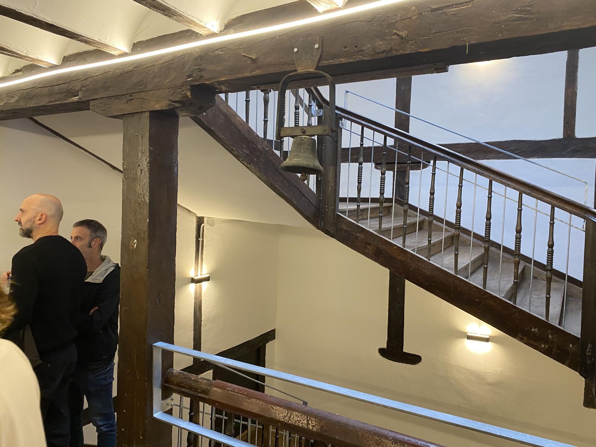 Imágenes de la inauguración de la nueva Casa de Cultura de Zumaia, con detalles del patrimonio conservado y la participación de la gente que acudió a la inauguración.