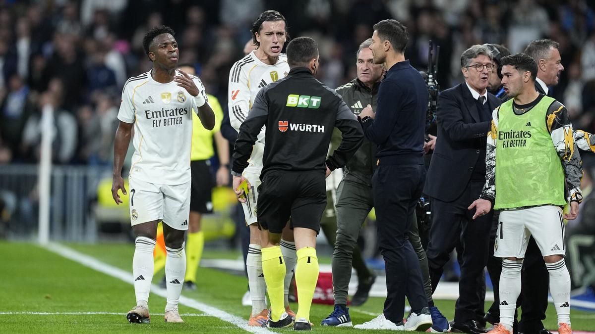 Álvaro Carreras discute con el cuarto árbitro tras ser expulsado ante el Celta