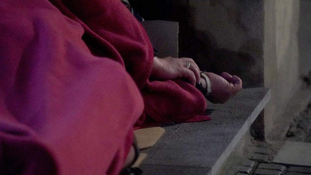 Una persona sin hogar duerme en la calle
