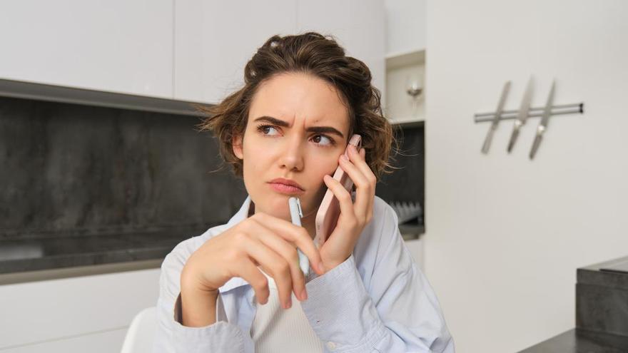 La CNMC avala diferenciar números de atención al cliente y llamadas comerciales para proteger a usuarios