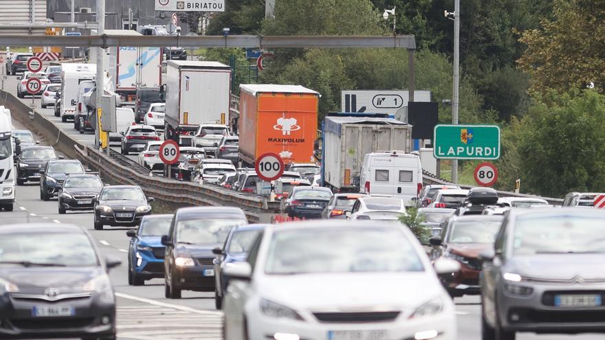 Retenciones de 11 kilómetros en el peaje de la AP-8 en Irun, sentido Francia