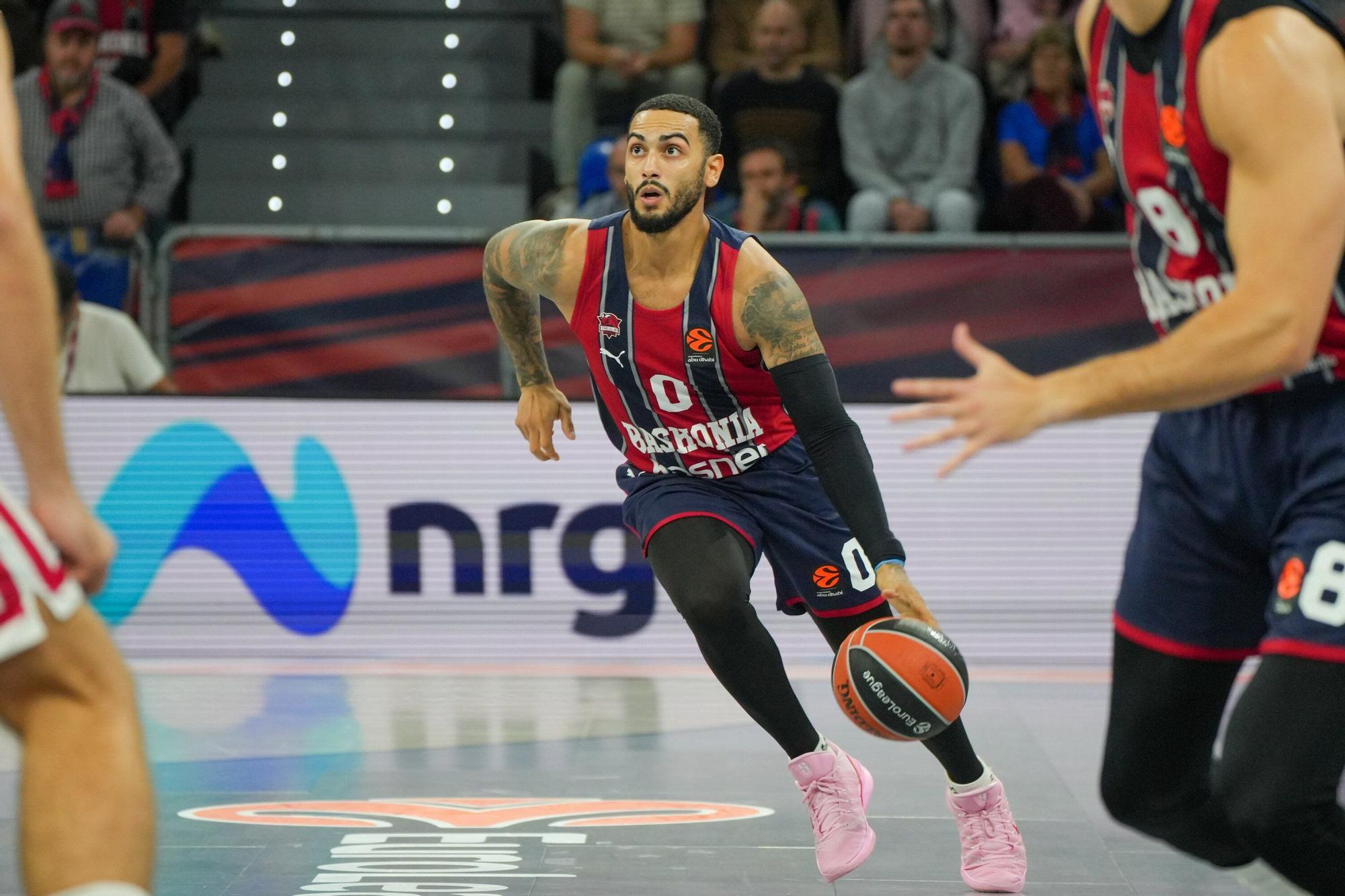 Todas las imágenes del Baskonia - Olympiacos en el Buesa Arena
