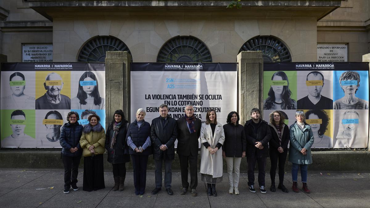 El vicepresidente Félix Taberna, con Patricia Abad, Patxi Vera y representantes de los grupos parlamentarios que han participado en la presentación de la campaña por el 25N.