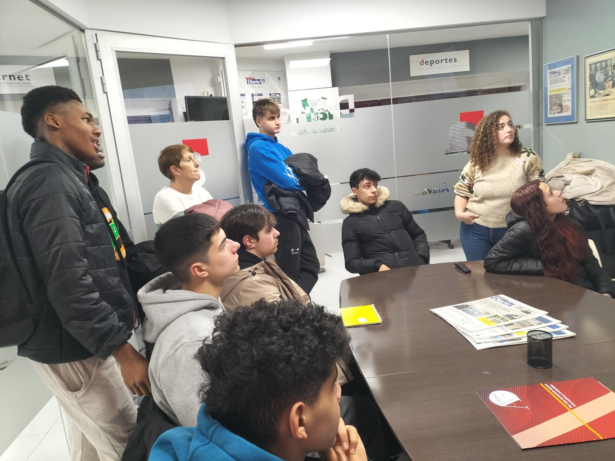 En imágenes: Los alumnos de 2° de mecánica de EPA El Carmen visitan Diario de Noticias de Álava