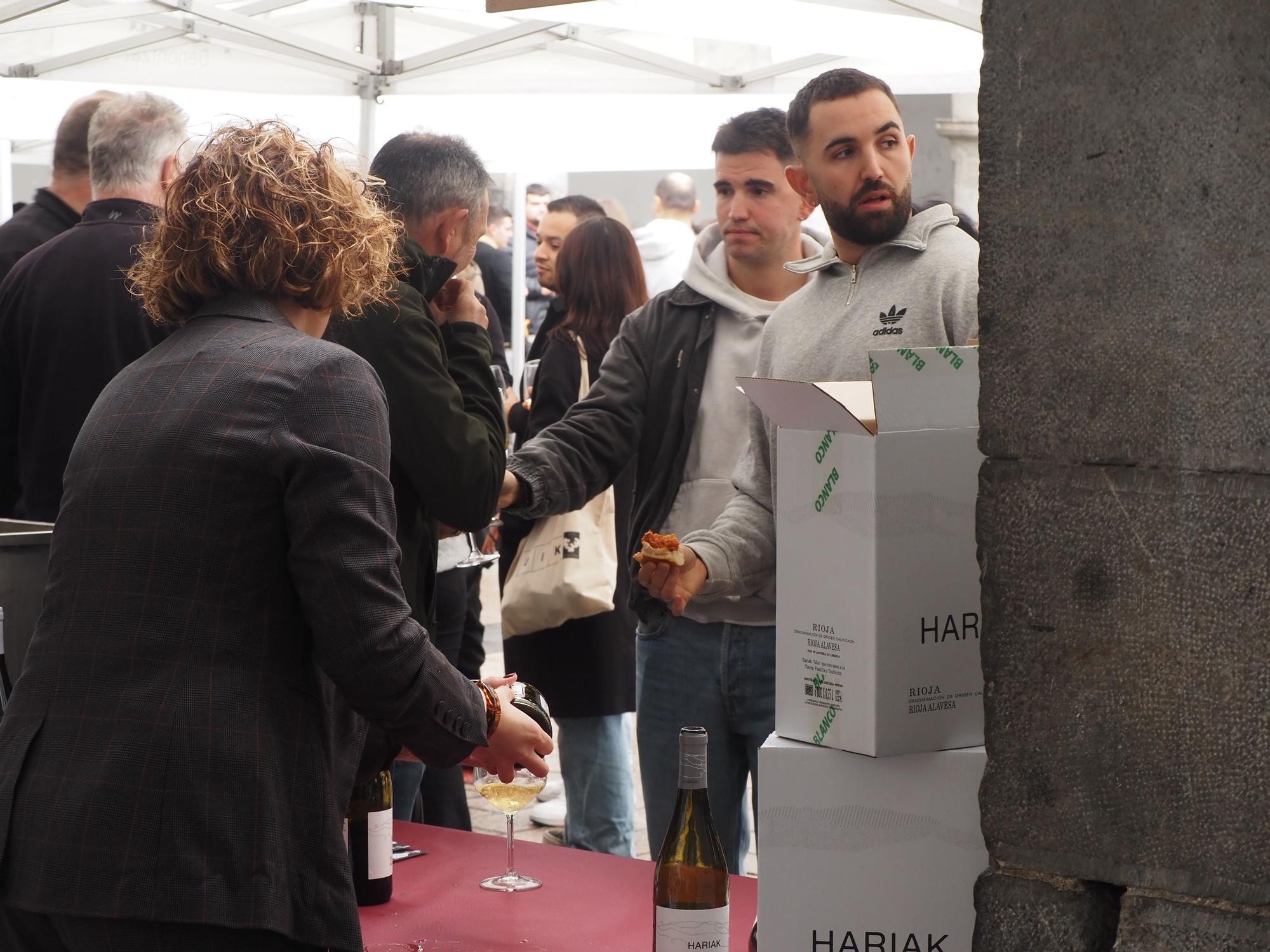 Vino y chorizo, fórmula imbatible contra el mal tiempo en Azpeitia