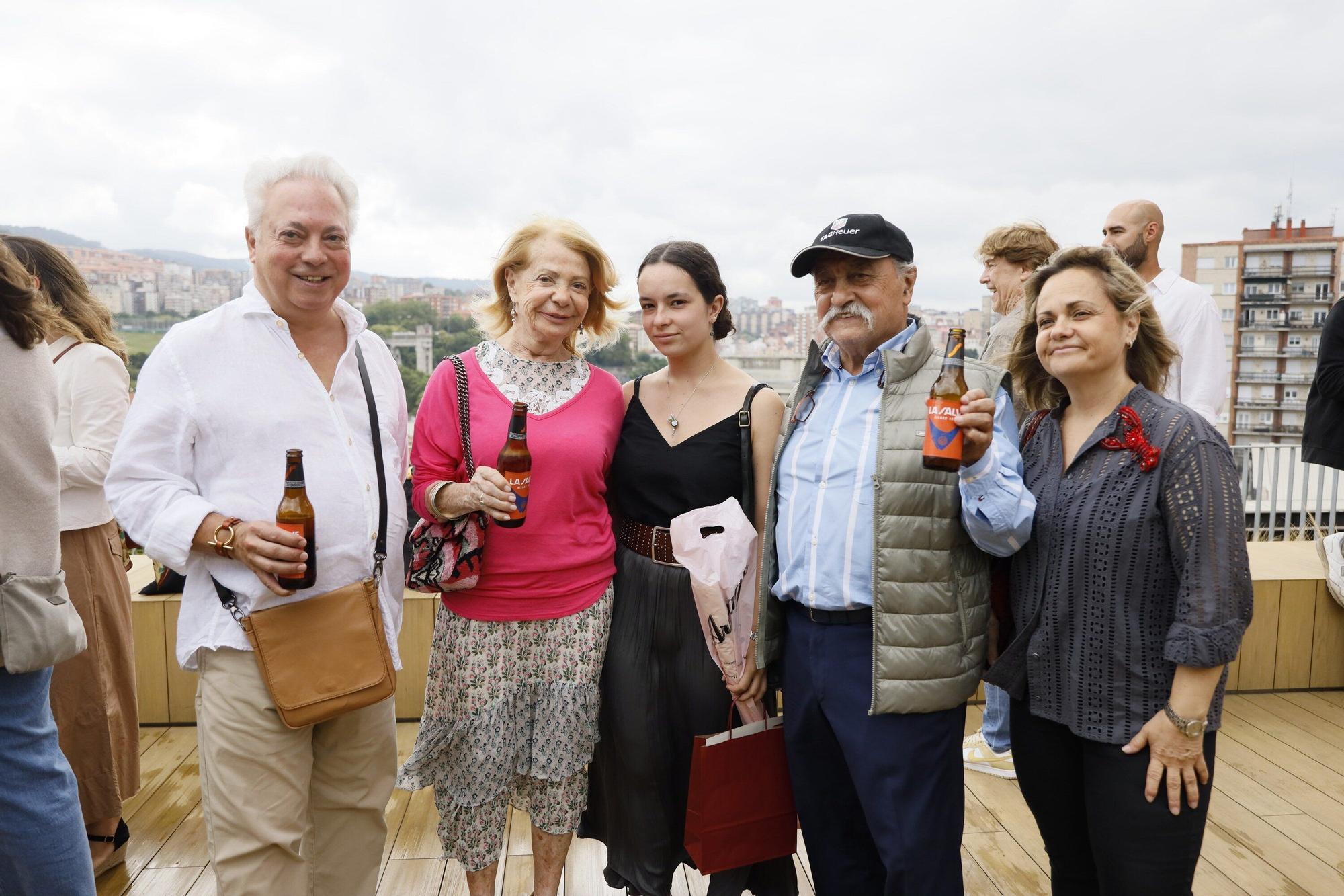 Jujo Ortiz con tres generaciones de la misma familia: Mariapi Alza, Julia Gorostiza y Julio y Alejandra Alegría.