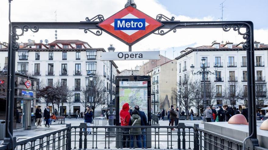 El vídeo viral de un joven invidente en el Metro de Madrid que emociona a las redes sociales