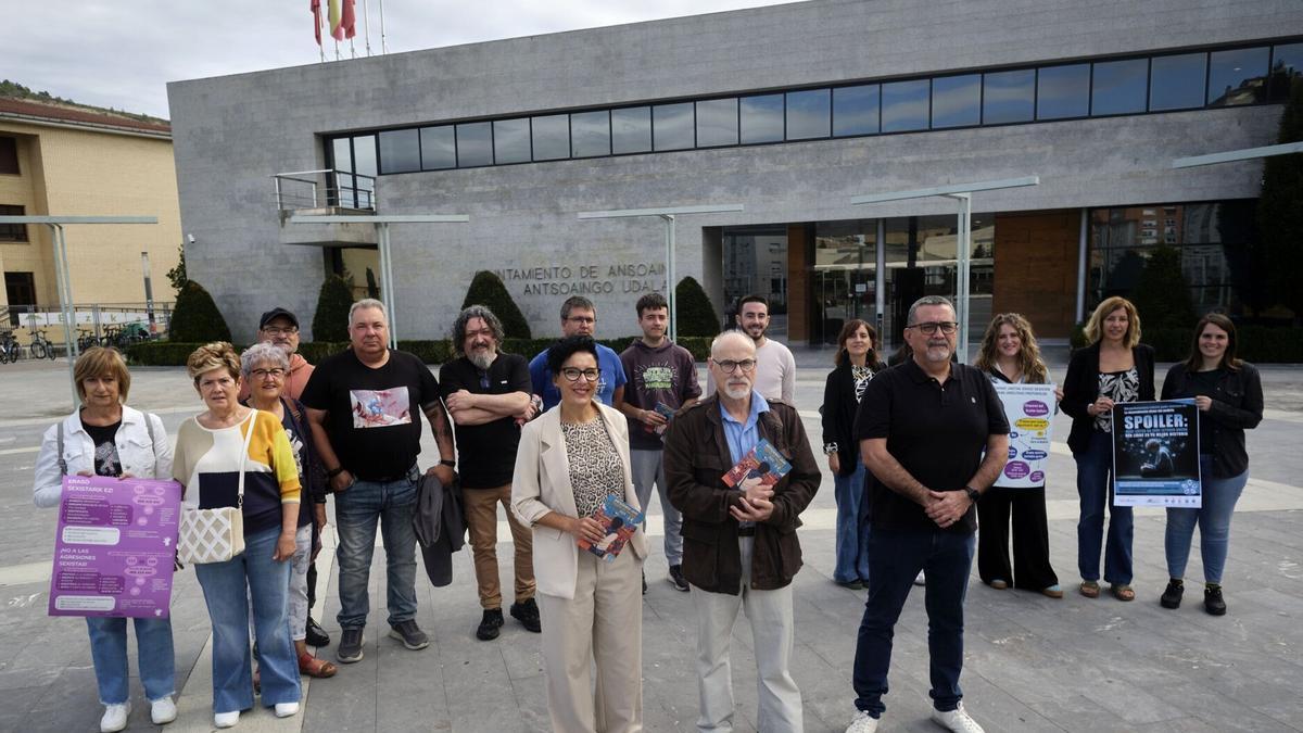 La alcaldesa Marta Díez Napal y el concejal Miguel Ángel Arbizu Marturet, con Agustín Villarrolla, &#039;El Tino&#039;.