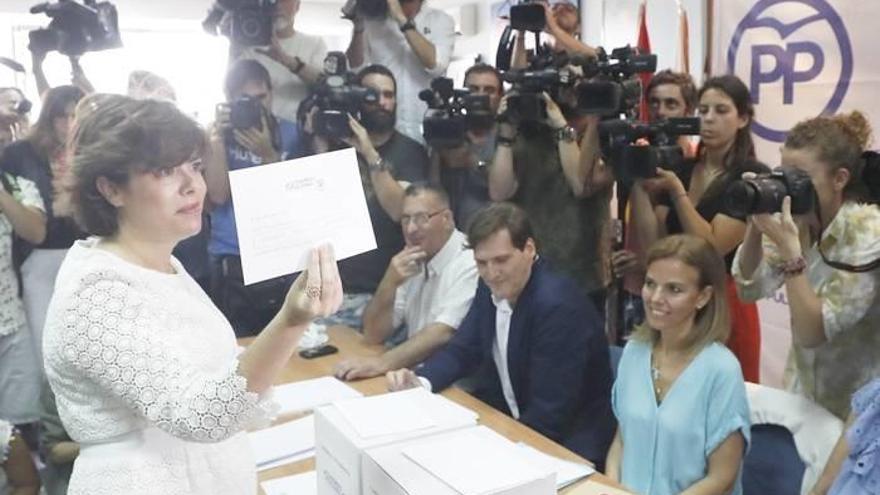 La candidata a la presidencia del Partido Popular Soraya Sáez de Santamaría, vota para la presidencia del PP en la sede del Distrito de Salamanca