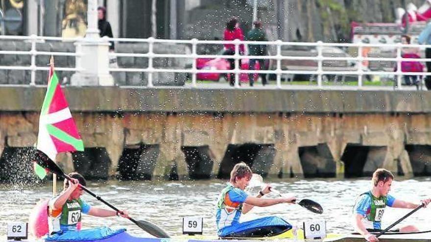 La Ría de Bilbao acoge la primera prueba oficial de piragua