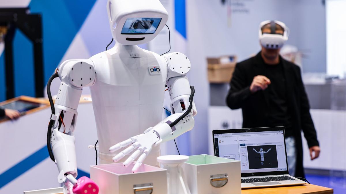 Un robot humanoide, en una feria en Alemania.