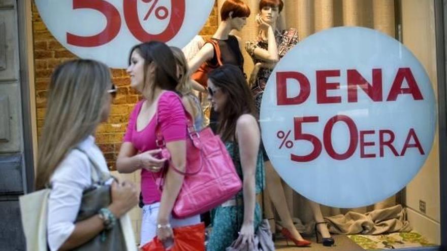 Un comercio anuncia en el escaparate rebajas de hasta el 50%