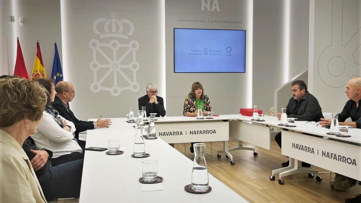 La vicepresidenta Ollo y el director del Instituto Navarro de la Memoria, José Miguel Gastón, durante la reunión en el Palacio de Navarra.